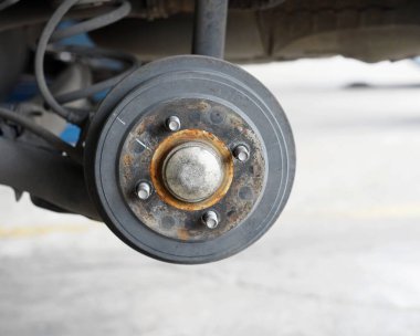 Arabanın sol arka tekerlek dingili..