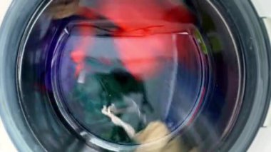 Çamaşır makinesi yıkanırken sağa sola dönüyordu..