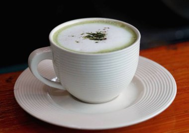 Kahve kafeteryasında sıcak yeşil çay.