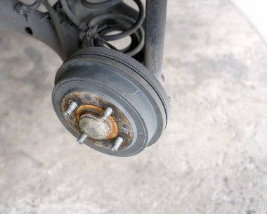 Arabanın sol arka tekerlek dingilini kapat..