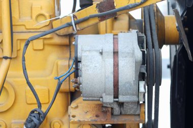 Motor makinesinin şarj cihazını kapat.