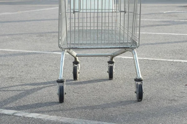 スーパーマーケットの駐車場でショッピングカート — ストック写真