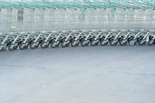 슈퍼마켓의 자동차 공원에서 쇼핑하는 — 스톡 사진