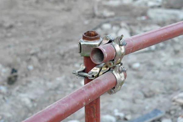鋼管を連結した鋼管は 土木建築面積の入口となる柵を作る — ストック写真