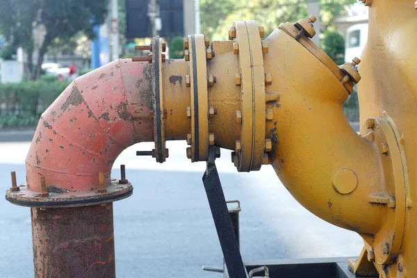 市町村の水ポンプ吸引管 — ストック写真
