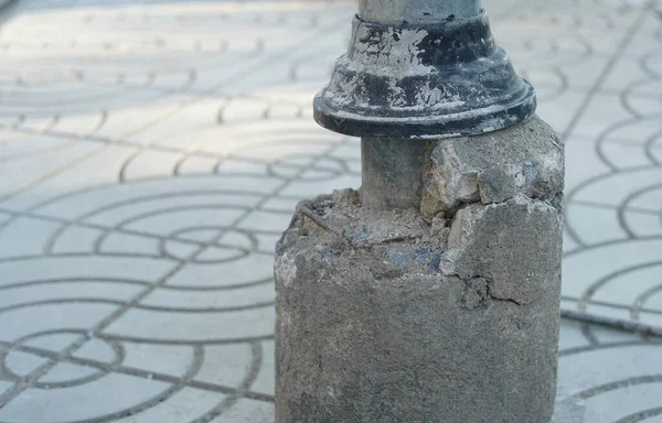 Schließen Sie Eine Oberfläche Zerbrochene Zementsäule Einer Lichtsäule Auf Dem — Stockfoto