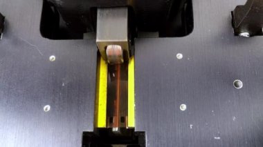 Ultrasonik film baharatçısı film bağlamak için hareket ediyor.  