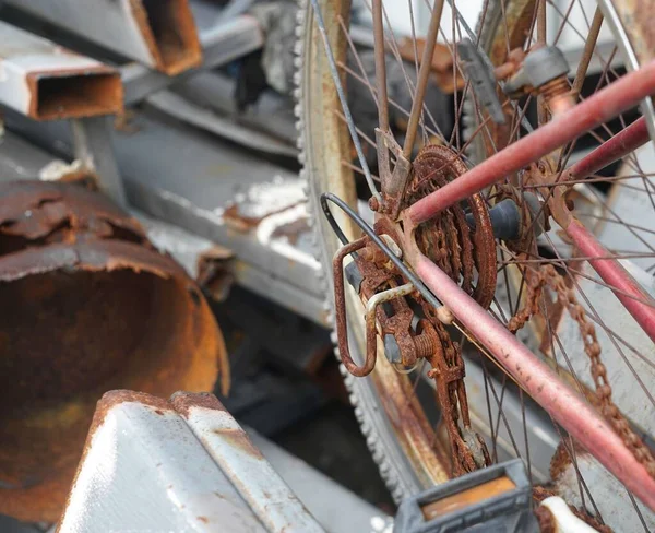 Uma Bicicleta Muito Enferruja Armazenamento Aços Que Fora Edifício — Fotografia de Stock