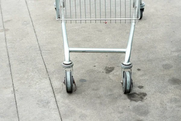 Chariot Faisant Shopping Dans Parking Supermarché — Photo