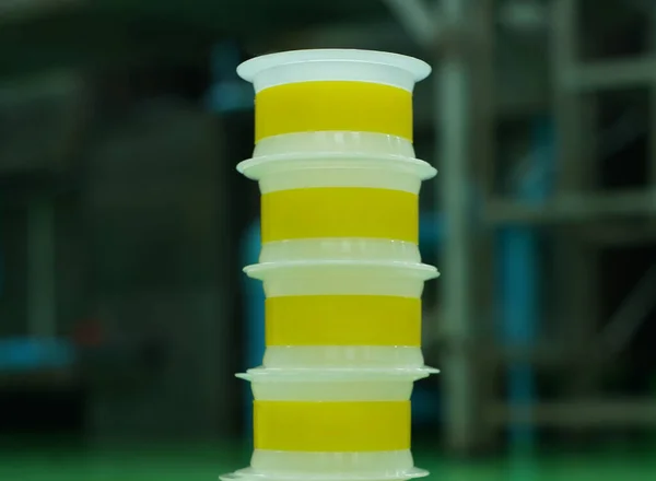 Preparando Substituto Novo Rolo Plástico Com Borracha Amarela Para Manutenção — Fotografia de Stock