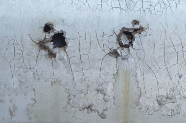 Hava durumundan aşınmış bir araba kaputunun hasarı..