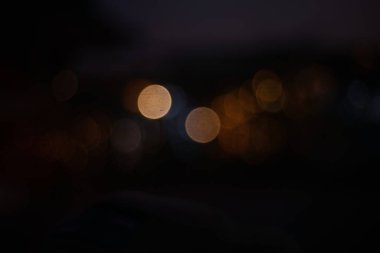 Hafif bir kıvrım Bokeh Stlye yumuşak karanlık gece arka planında.