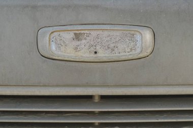 Eski bir araba logosu. Hava şartları yüzünden bozulmuştu..