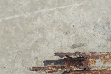 Beton zemindeki pas oksitleri yüzünden eski bir demir çubuk kırıldı.. 