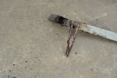 Beton zemindeki pas oksitleri yüzünden eski bir demir çubuk kırıldı.. 