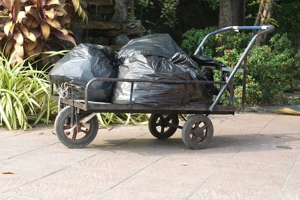 Ein Müllwagen Auf Dem Bürgersteig — Stockfoto