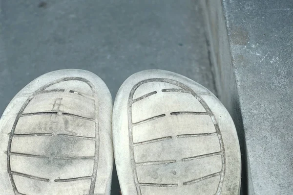 Primer Plano Zapato Coloca Boca Abajo Una Escalera Cemento — Foto de Stock
