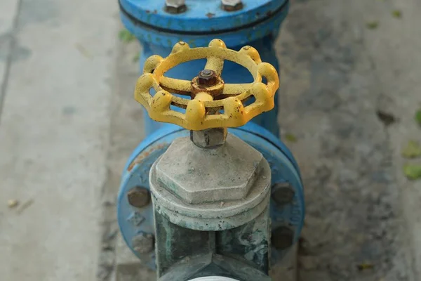 Primer Plano Una Válvula Puerta Tubería Agua Por Manija Torneado —  Fotos de Stock