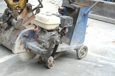 Yeni beton zeminde makineler öğleyin çalışmayı durdurur..