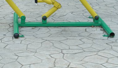 Oyun parkında oynayan bir çocuğun mavi köpüklü ayağını yakın plan çek..