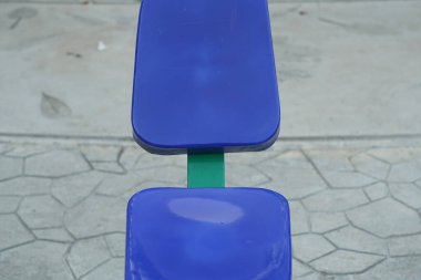 Oyun parkında düşmüş bir atın mavi koltuğunu kapat..