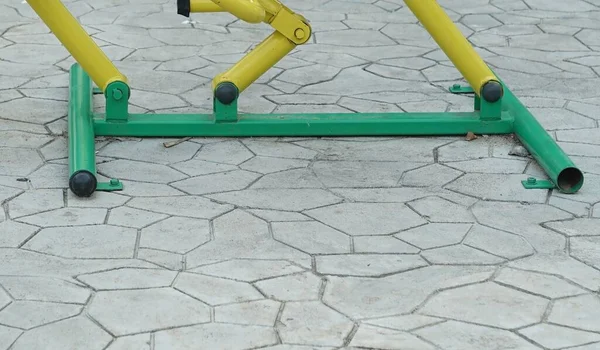 Oyun parkında oynayan bir çocuğun mavi köpüklü ayağını yakın plan çek..