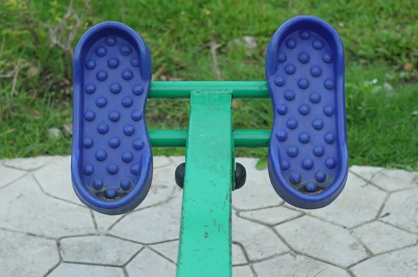 Крупный План Синей Бубберской Ноги Вращающейся Вокруг Детской Площадки — стоковое фото