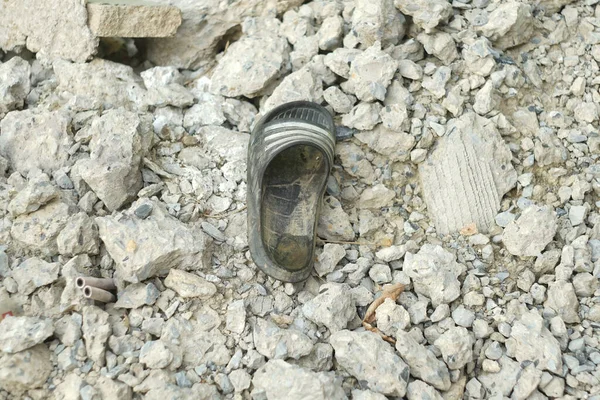 Een Oude Schoen Werd Betonnen Stapel Gegooid — Stockfoto