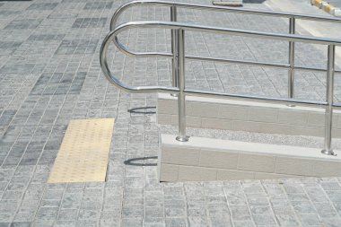 Yaşlılar ve engelliler için paslanmaz çelik bir merdiven..