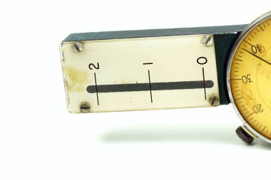 Beyaz arkaplandaki ölçekleri ayarlamak için klasik bir çevirme göstergesinin etiket numarası ölçüsü.