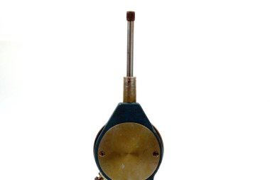 Beyaz arkaplanda bir Vintage Çevirici Göstergesi dikey veiw uzanır.