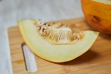 Güvertede el kesikleri, tohumlar ve sulu et.