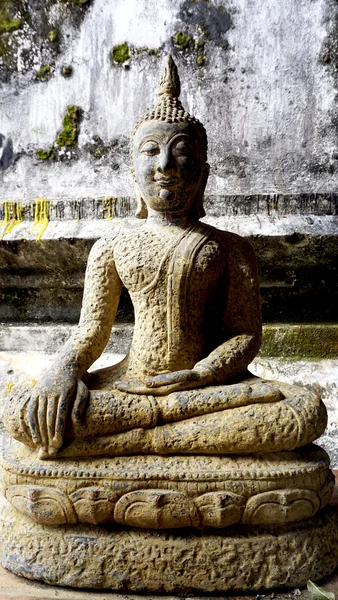 Buddha staty vintage vertikala — Stockfoto