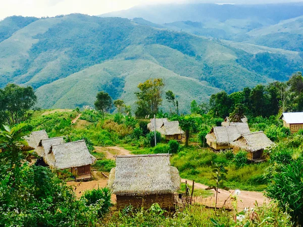 Görüş noktaları dağlar arka plan ile yerel kırsal evler — Stok fotoğraf