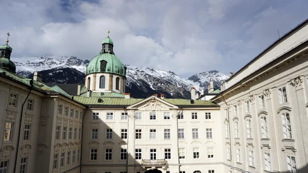 Hofburg palace with snow mountains background — Stock Photo, Image