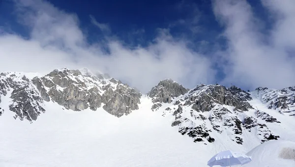 Снежные горы Инсбрука для катания на лыжах — стоковое фото
