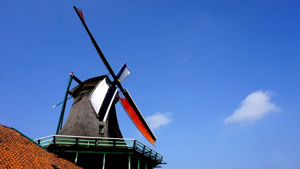 Windmills and blue sky in holland — Stock Photo, Image