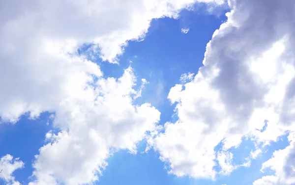 Avrupa'nın mavi gökyüzü ve bulutlar arka plan — Stok fotoğraf