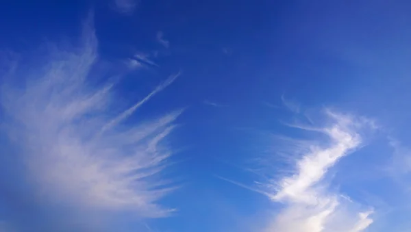 Mavi gökyüzü baackground ve bulutlar — Stok fotoğraf