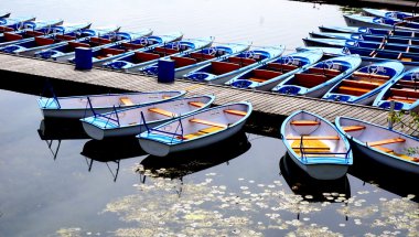 Tekneler ve iskelesi Tuna Nehri'nde