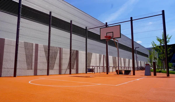 Terrain de basket-ball public extérieur — Photo