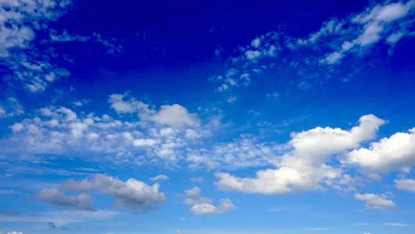 Gökyüzü mavi ve bulutlar arka plan — Stok fotoğraf