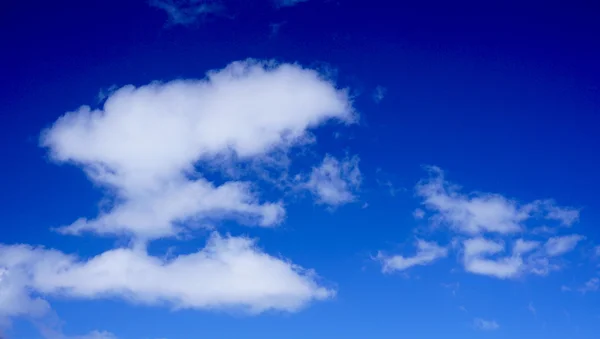 Mavi gökyüzü ve bulutlar arka plan — Stok fotoğraf