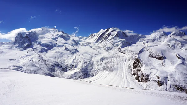 雪的阿尔卑斯山和蓝蓝的天空 — 图库照片