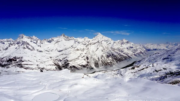 Neve alpes montanhas vista e céu azul — Fotografia de Stock