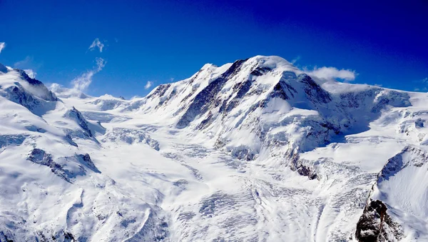 Snövit Alperna berg och blå himmel — Stockfoto