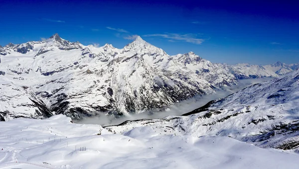 Montanhas de alpes de neve e nevoeiro — Fotografia de Stock