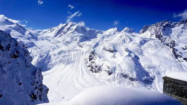 Alp Dağları Peyzaj ve mavi gökyüzü kar — Stok fotoğraf