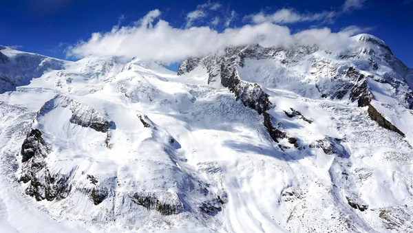 Schneeberge mit Wolken — Stockfoto