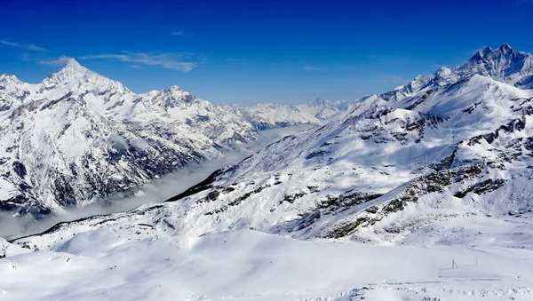 Neige Alpes vue sur les montagnes et brume avec ciel bleu — Photo